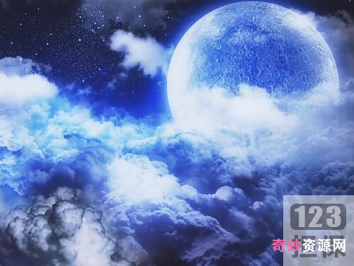 神秘的穿过月球云彩视频