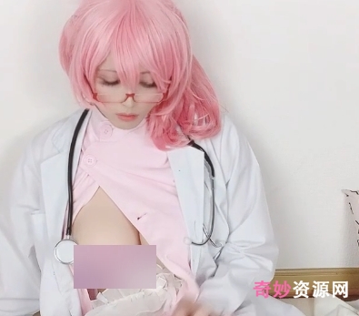 Momo的魅力：Lily的精彩表演，日本伪娘coser的睡衣秀